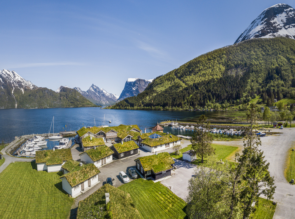 Hotellet ligger vakker til helt nede ved Hjørundfjorden